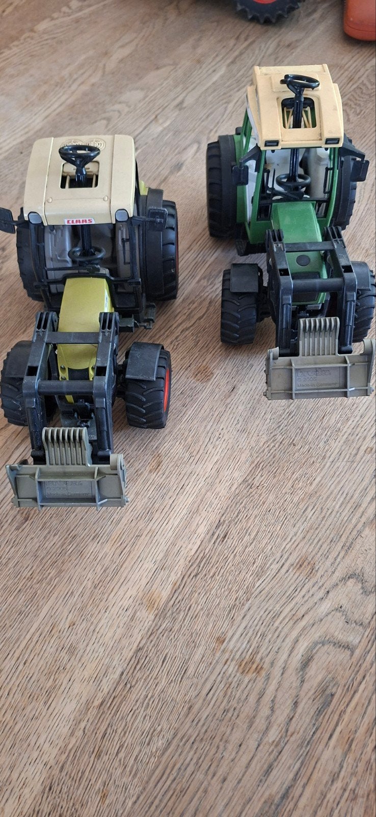 2 Speelgoed Tractoren met Voorlader - Fendt & Claas, Kinderen en Baby's, Speelgoed | Speelgoedvoertuigen, Ophalen of Verzenden