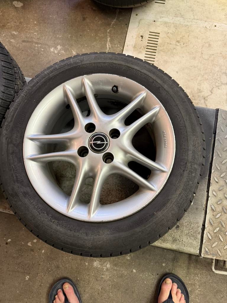 Twee aluminium velgen steek 4x100, Ophalen of Verzenden, 15 inch, Zomerbanden, Velg(en)