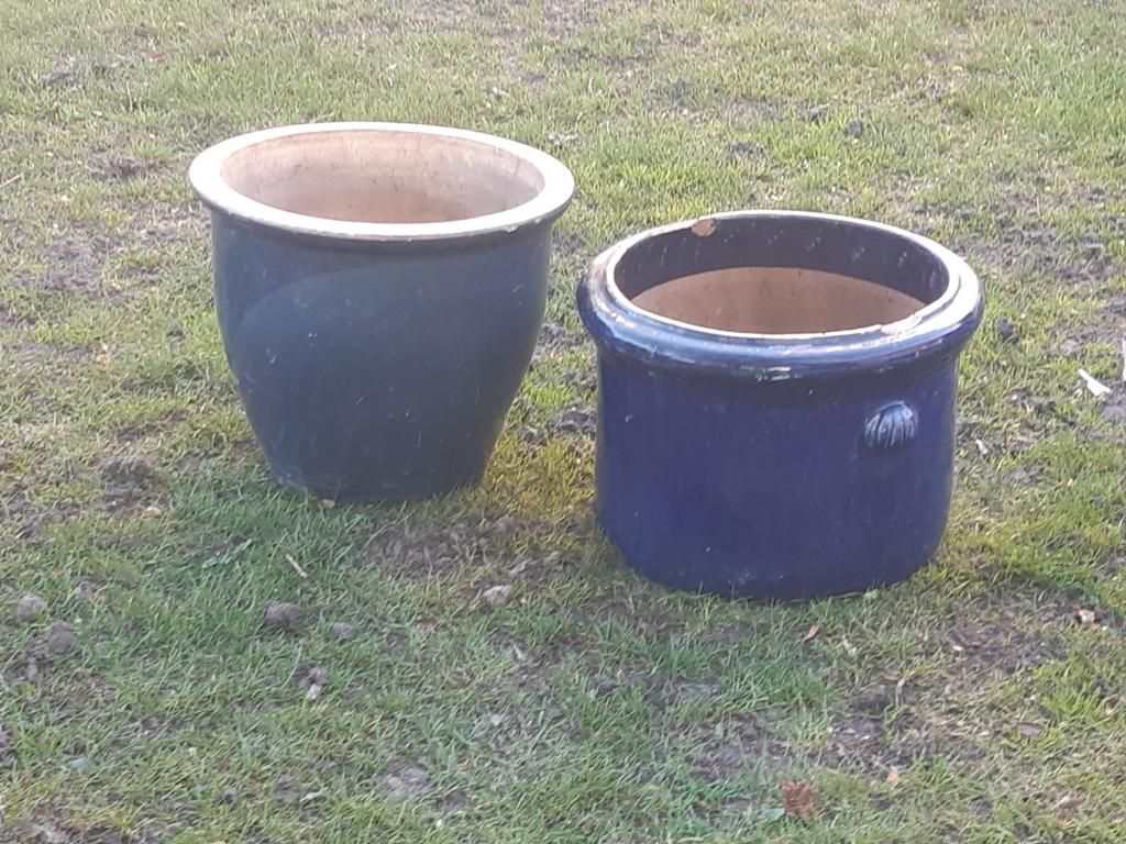 2 grote zware bloempotten blauw geglazuurd, Tuin en Terras, Bloempotten, Steen, Rond, Zo goed als nieuw, Minder dan 40 cm