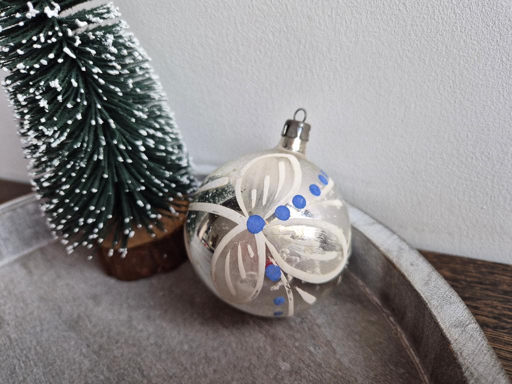 Vintage kerstbal bloem met blauwe stipjes 488, Diversen, Kerst, Gebruikt, Ophalen of Verzenden