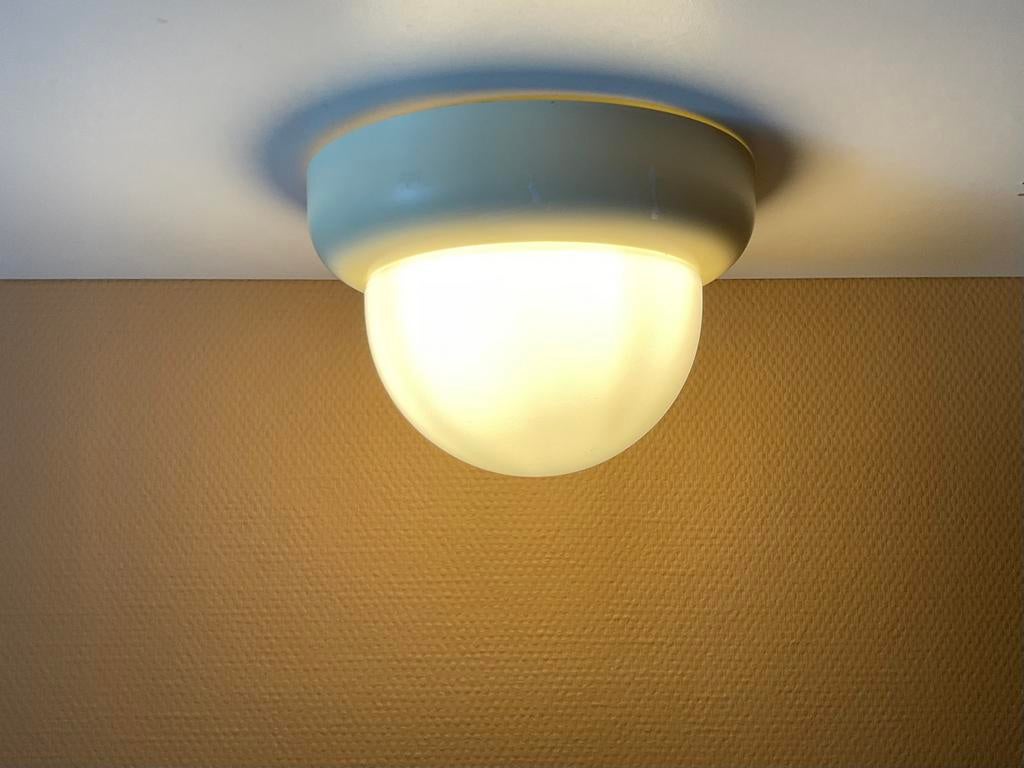 Plafondlamp melkglas bol met kunststof ring, Ophalen of Verzenden, Gebruikt, Glas