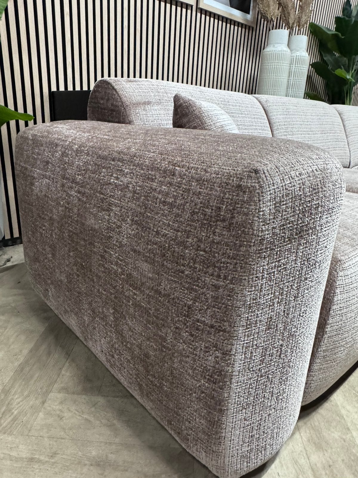 SHOWMODEL | Luxe Japandi Hoekbank - Taupe - 288 x 165, Huis en Inrichting, 250 tot 300 cm, -, -, Hoekbank