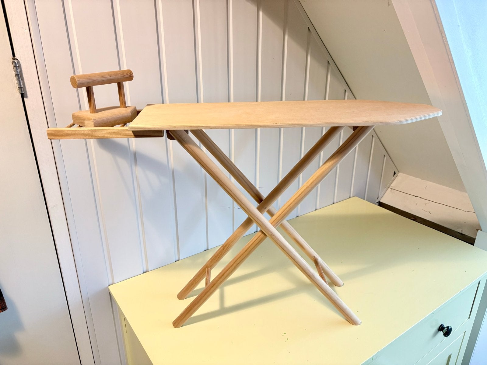 Houten kinder strijkplank met strijkijzer, Kinderen en Baby's, Ophalen of Verzenden, Zo goed als nieuw, Jongen of Meisje