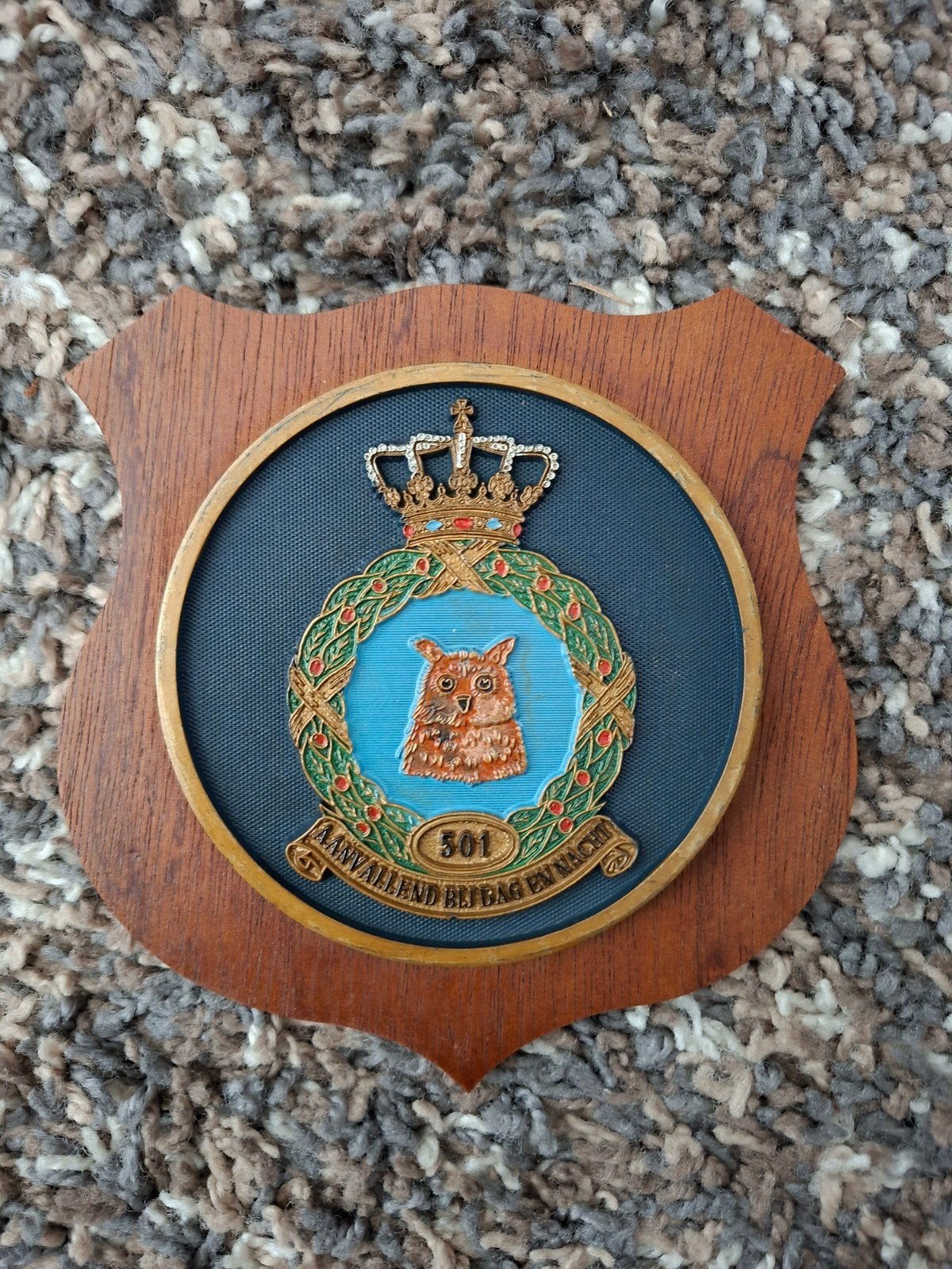 wapenschild 501 squadron "Aanvallend bij dag en nacht", Verzamelen, Ophalen of Verzenden, Luchtmacht, Nederland, Embleem of Badge
