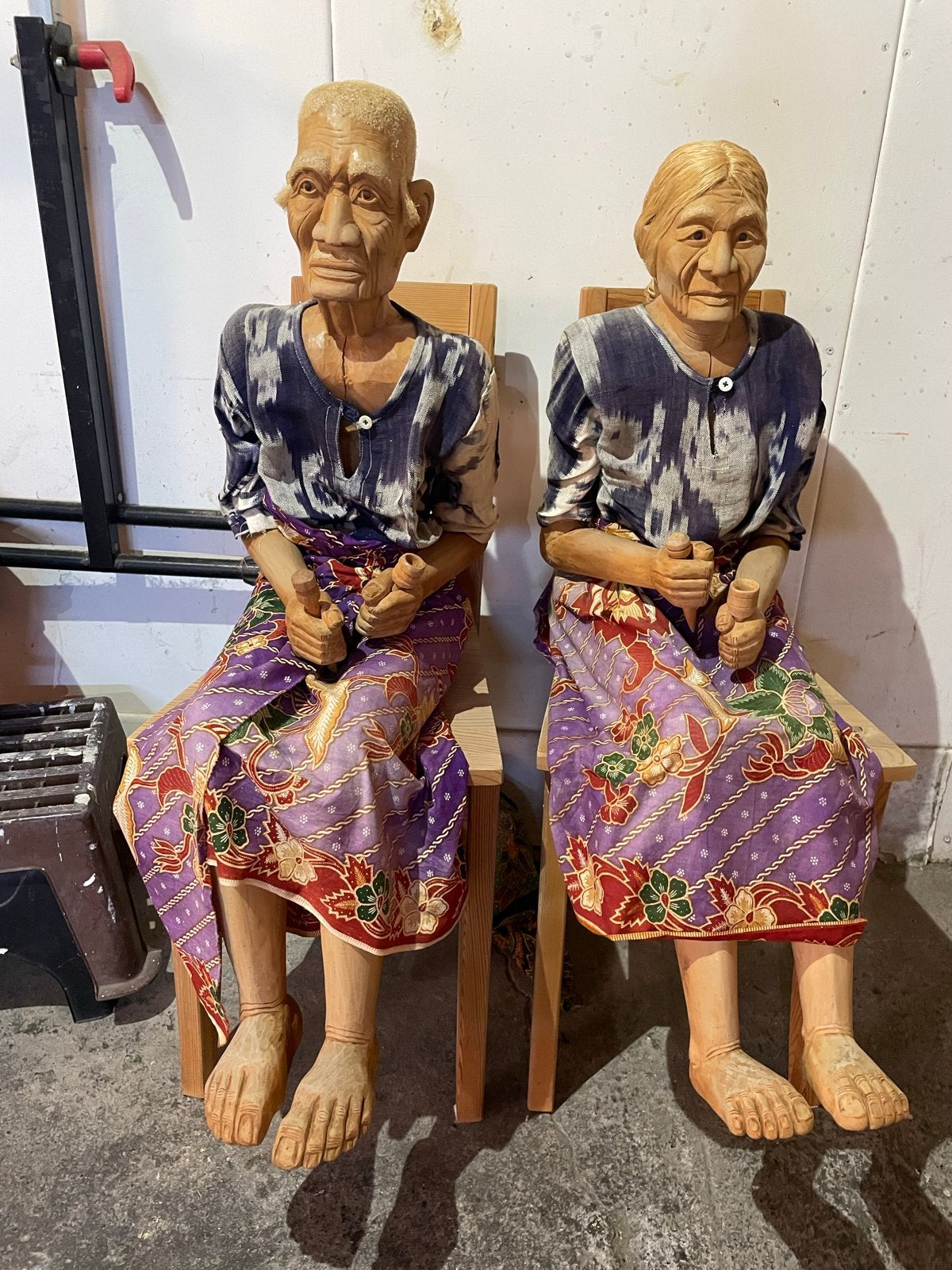 Houten beelden van zittende figuren, handgemaakt, Antiek en Kunst, Ophalen, Groep mensen, 50 - 100 cm, Handgemaakt