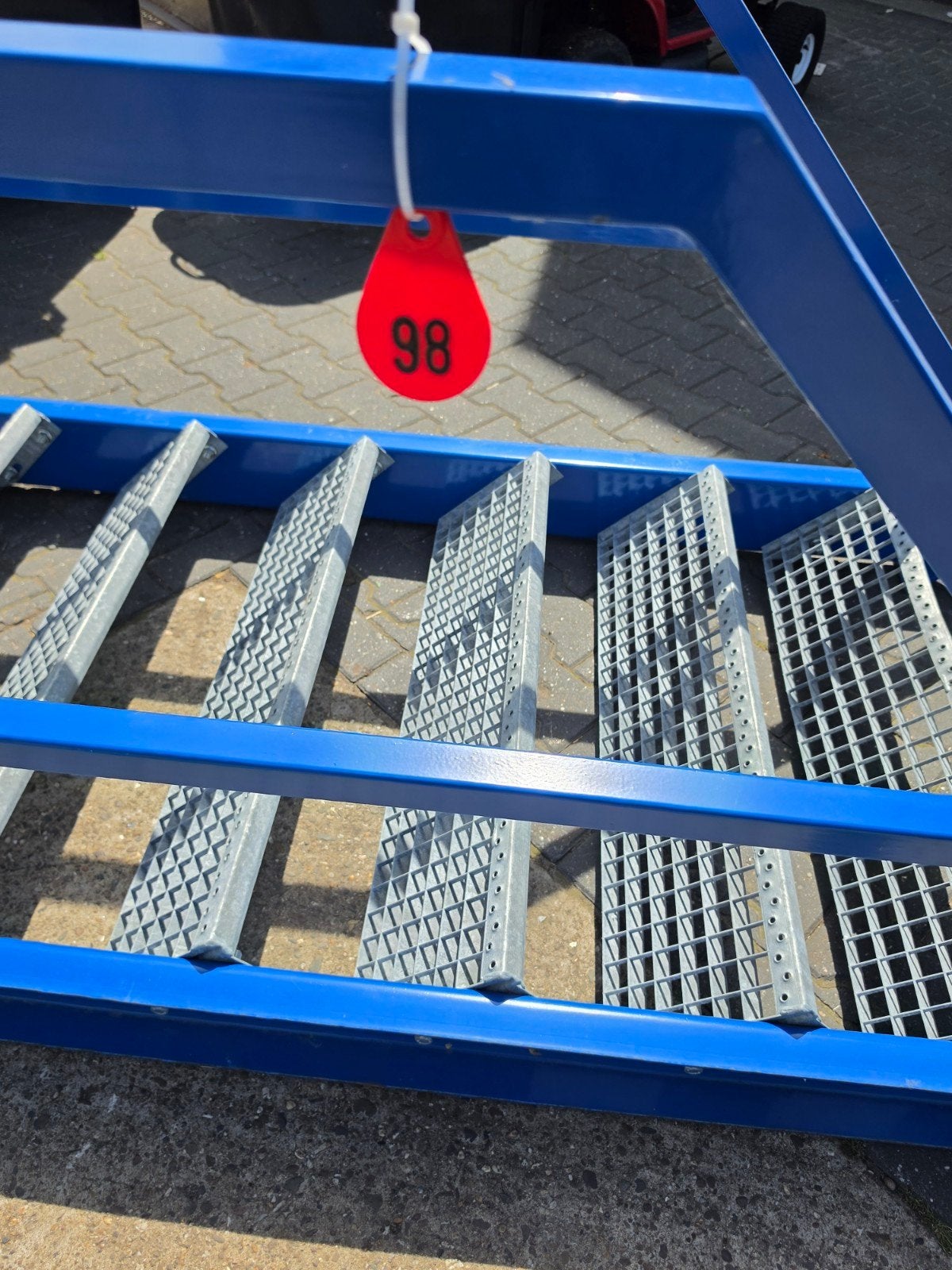 Stalen trap blauw. Hoog 3,35 mtr. Nor098 / Nor099, Doe-het-zelf en Verbouw, Ladders en Trappen, Ophalen, 2 tot 4 meter