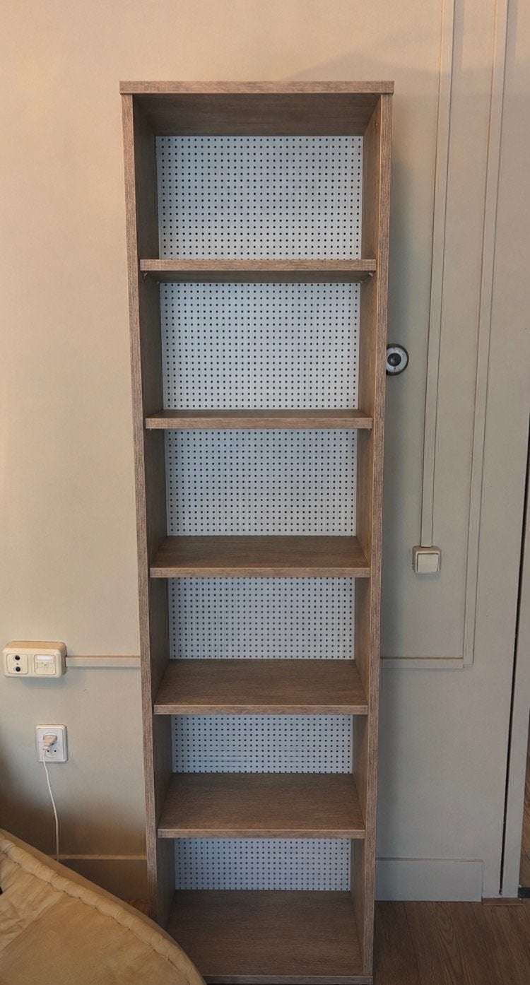 Gratis af te halen: Houten boekenkast met 6 planken, Ophalen, Met plank(en), Minder dan 50 cm, Gebruikt