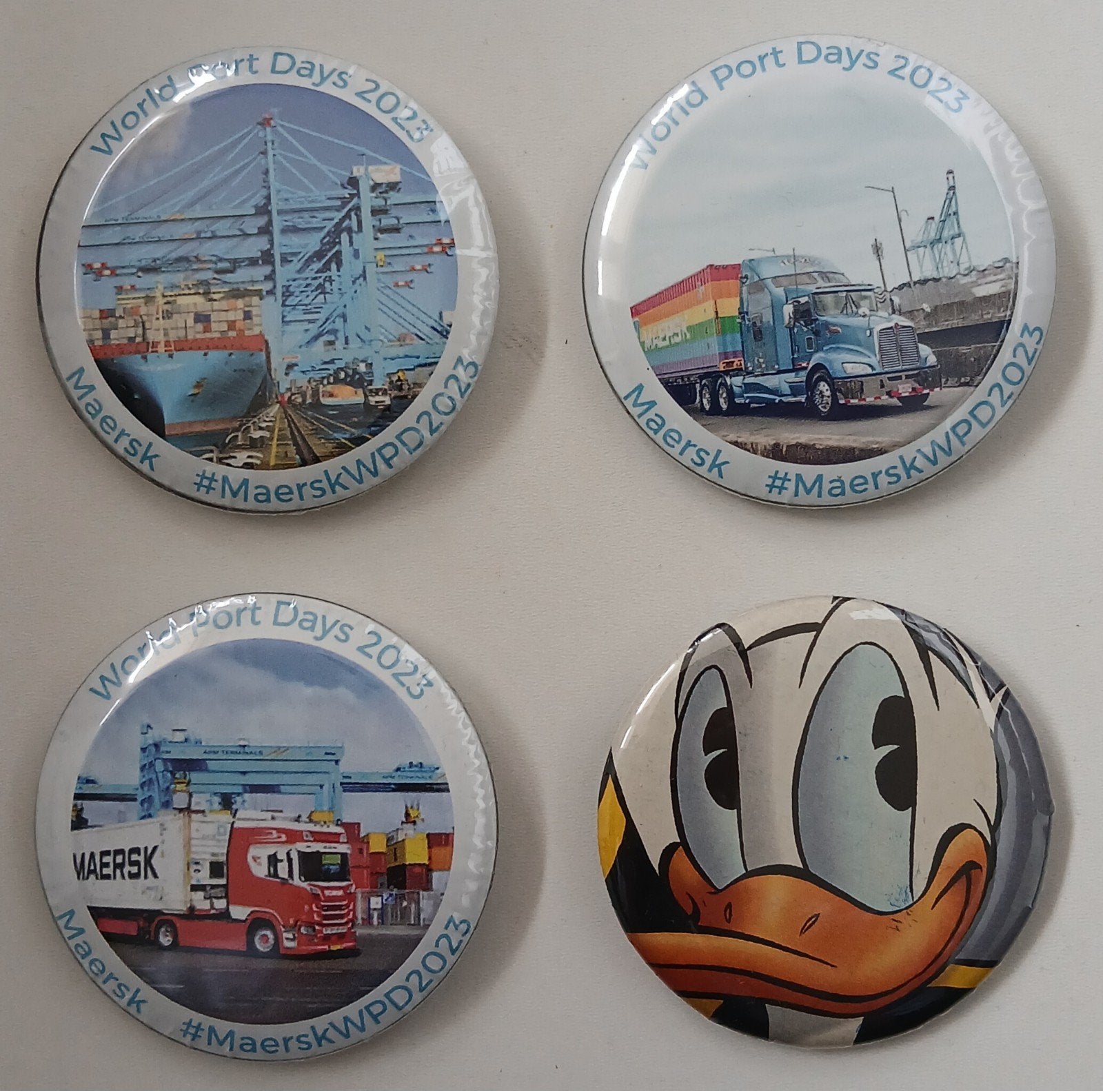 Set van 4 buttons: Maersk World Port Days 2023/ Donald Duck, Verzamelen, Verzenden, Nieuw, Merk, Button