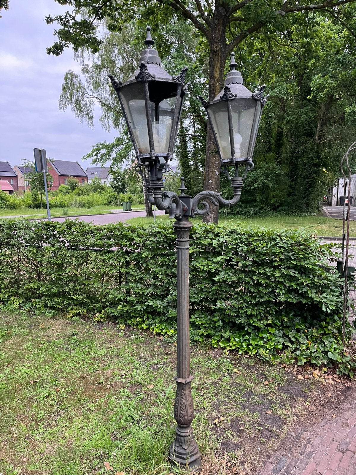 Sierlijke gietijzeren lantaarnpaal – 3 lampen, Tuin en Terras, Buitenverlichting, Ophalen, Gebruikt, Staande lamp, Netvoeding