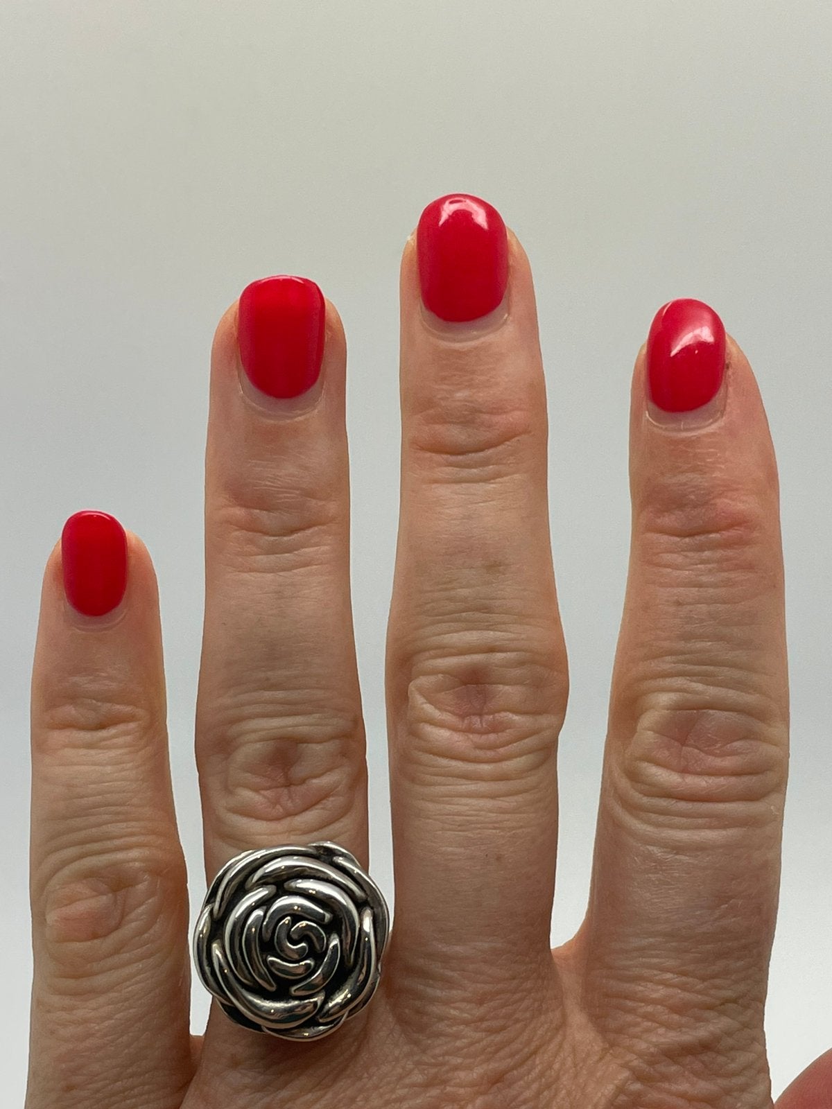 E577 Prachtige zilveren modernist roos ring maat 18, 18 tot 19, Ophalen of Verzenden, X, Dame