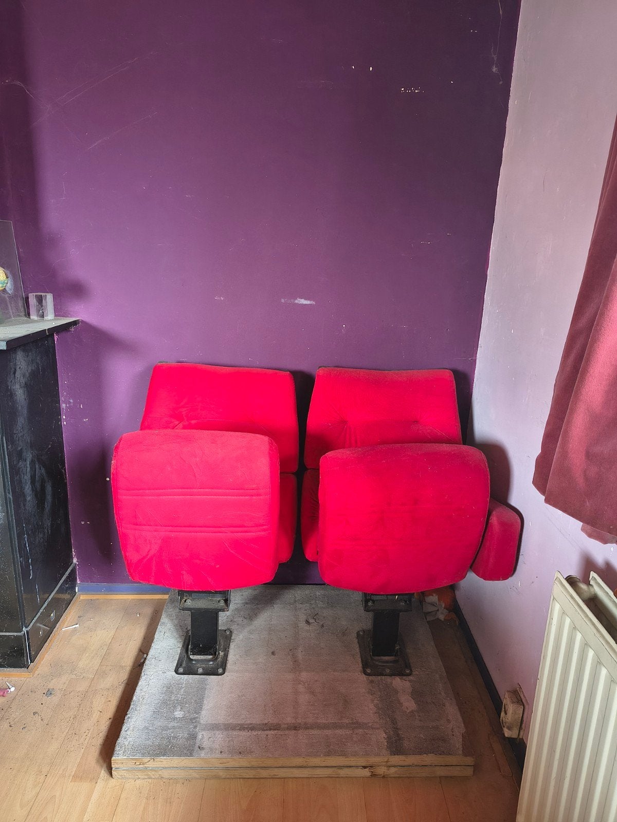 Rode bioscoopstoelen - set van twee, Huis en Inrichting, Ophalen, Gebruikt, Twee, Stof