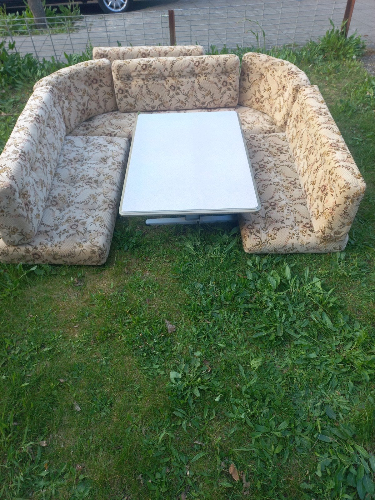 rondzit / bed met klap tafel, Ophalen, Gebruikt