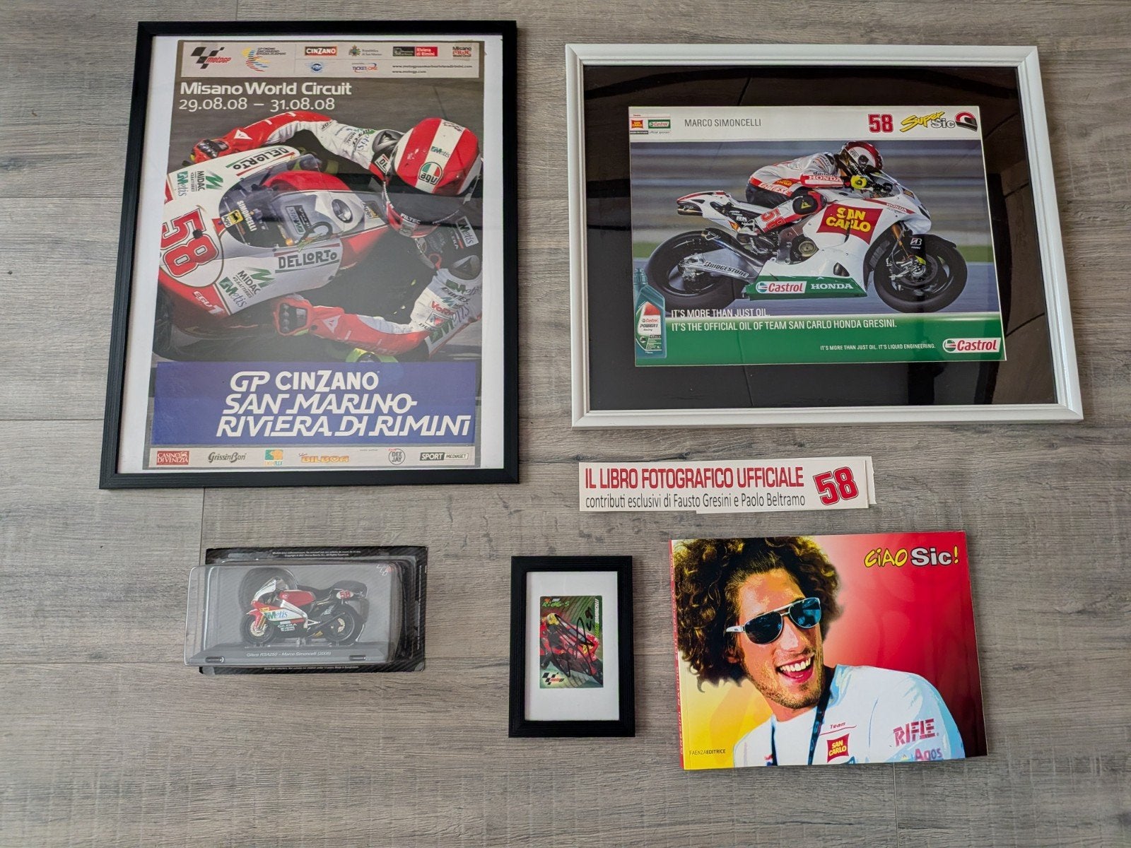 Posters, kaart, schaalmodel en boek van Marco Simoncelli, Ophalen of Verzenden, Zo goed als nieuw