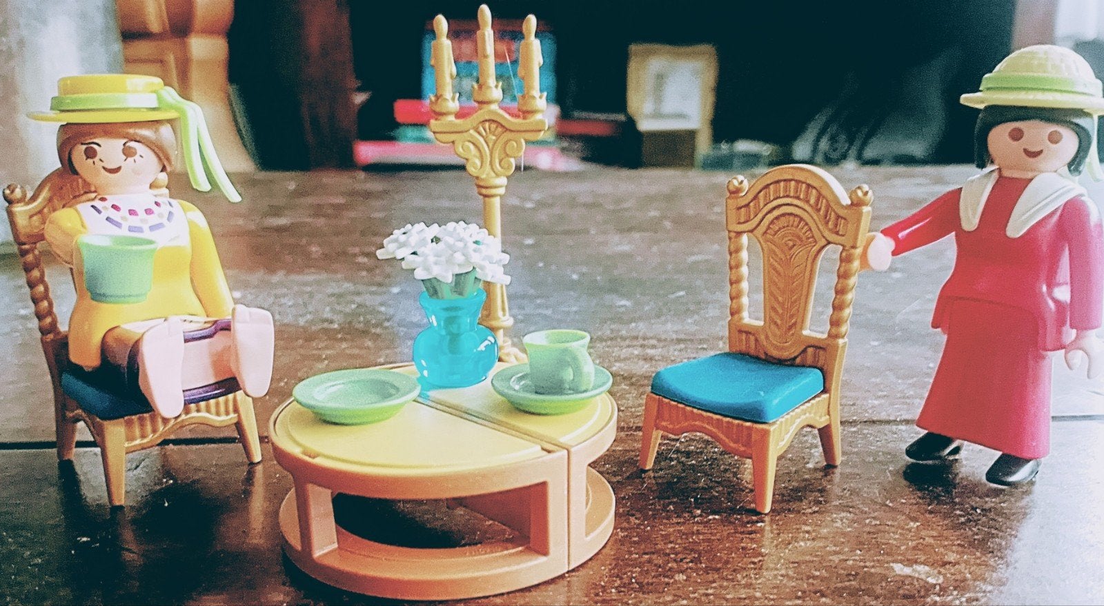 Twee Vrouwen Gezamenlijk Thee Drinken Met Kandelaar, Kinderen en Baby's, Ophalen of Verzenden, Gebruikt