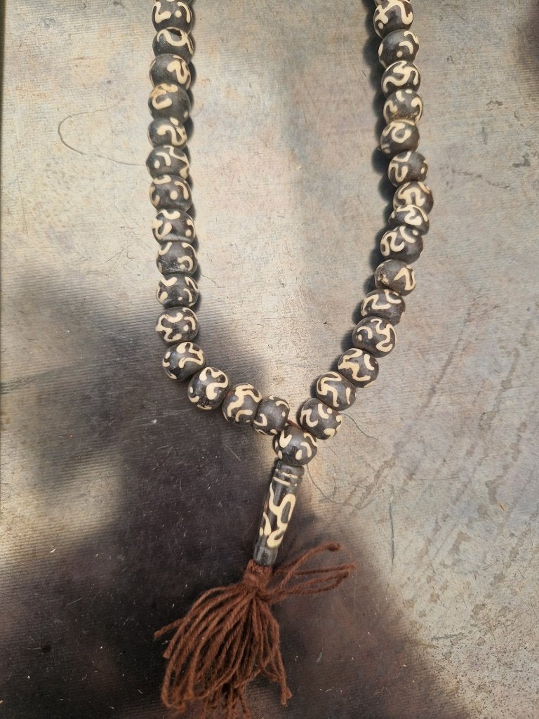 Oude mala met zwart/witte kralen, Antiek en Kunst, Ophalen of Verzenden