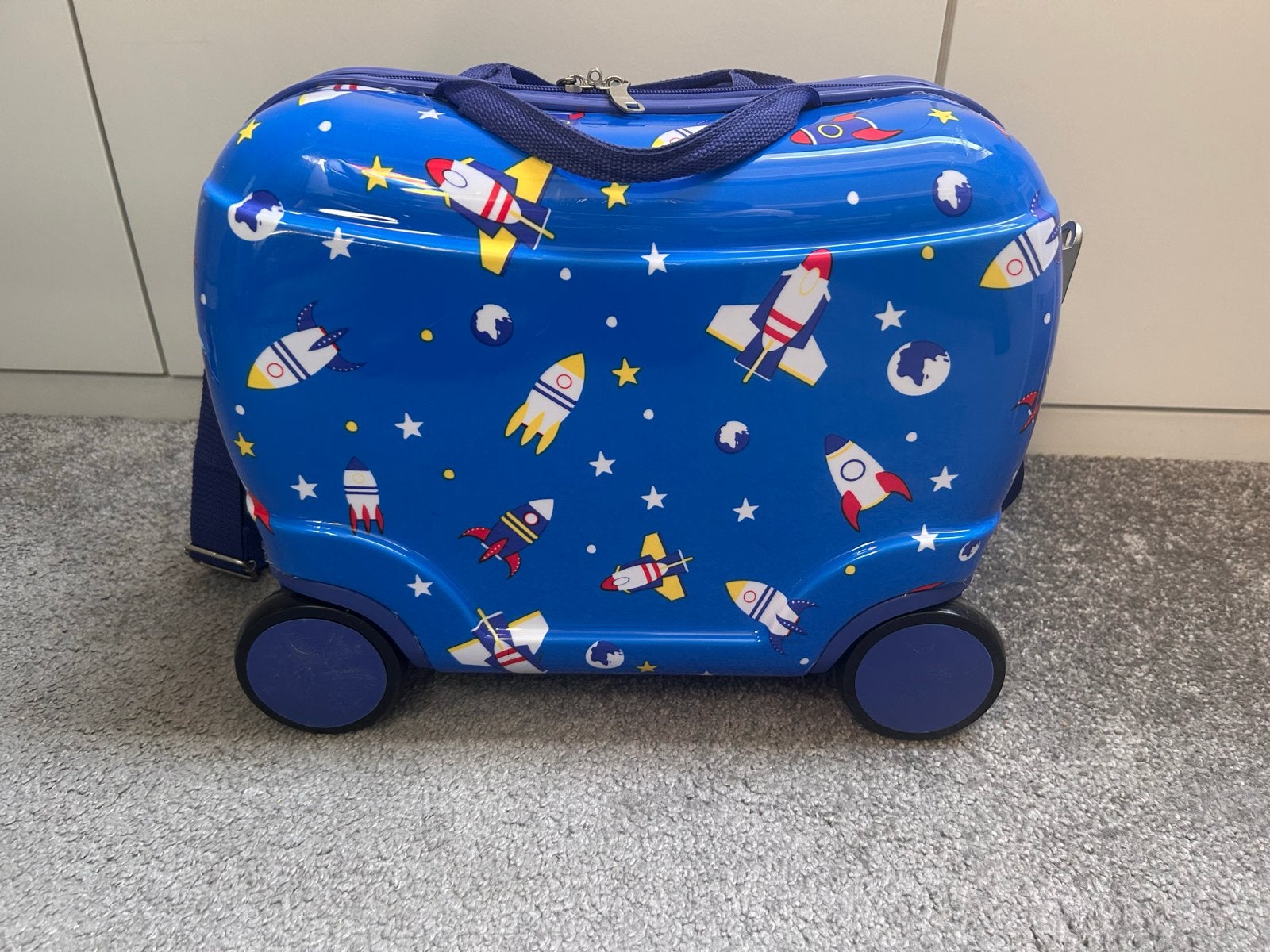 Nette kinderkoffer met wieltjes, Wieltjes, Gebruikt, Hard kunststof, Minder dan 50 cm