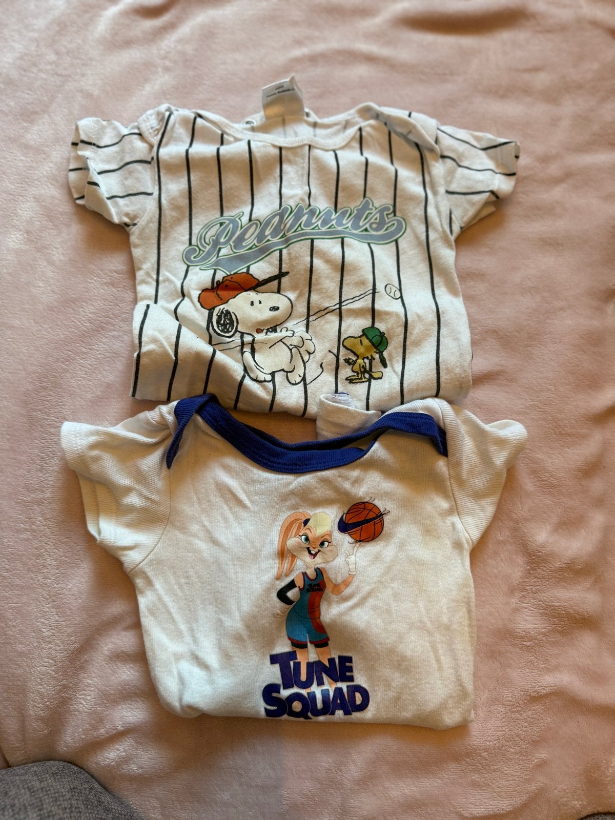 2x Rompertjes: Peanuts & Nike Tune Squad 74/80, Ophalen of Verzenden, Zo goed als nieuw, Jongetje of Meisje
