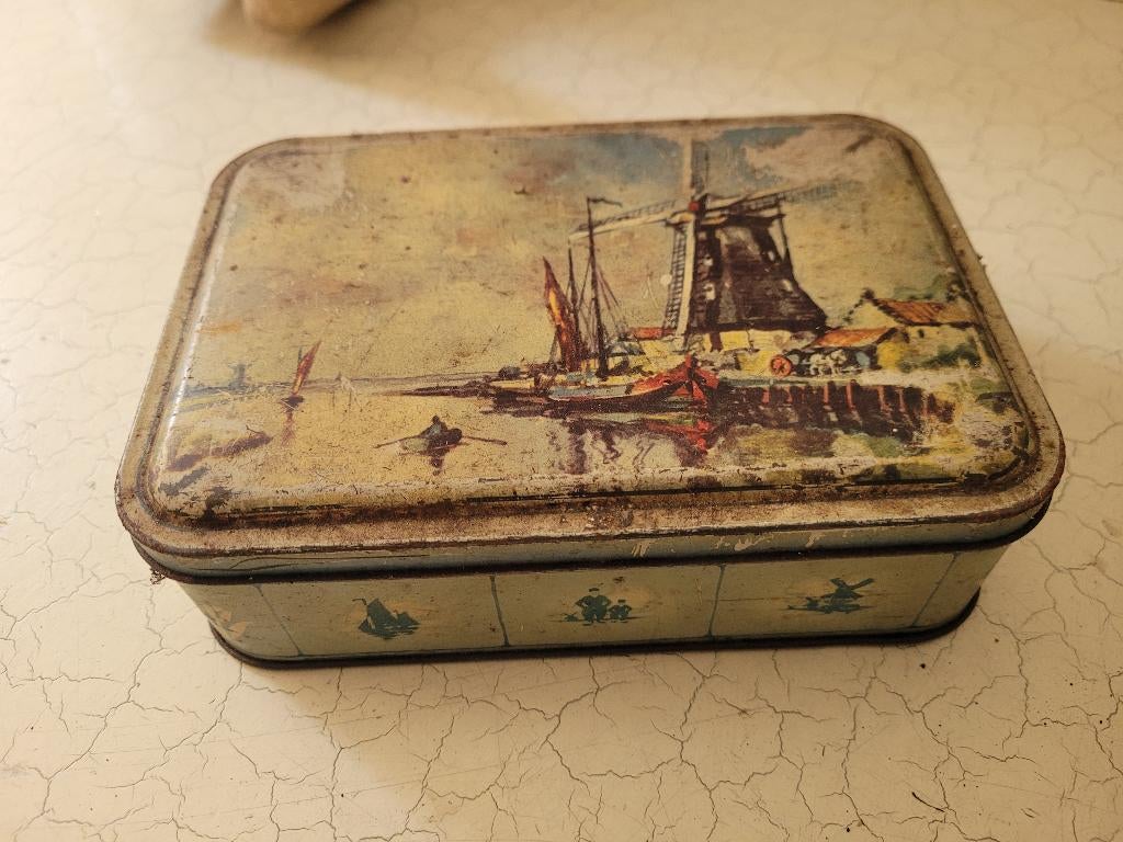 Oud blik met decor bootjes en molen