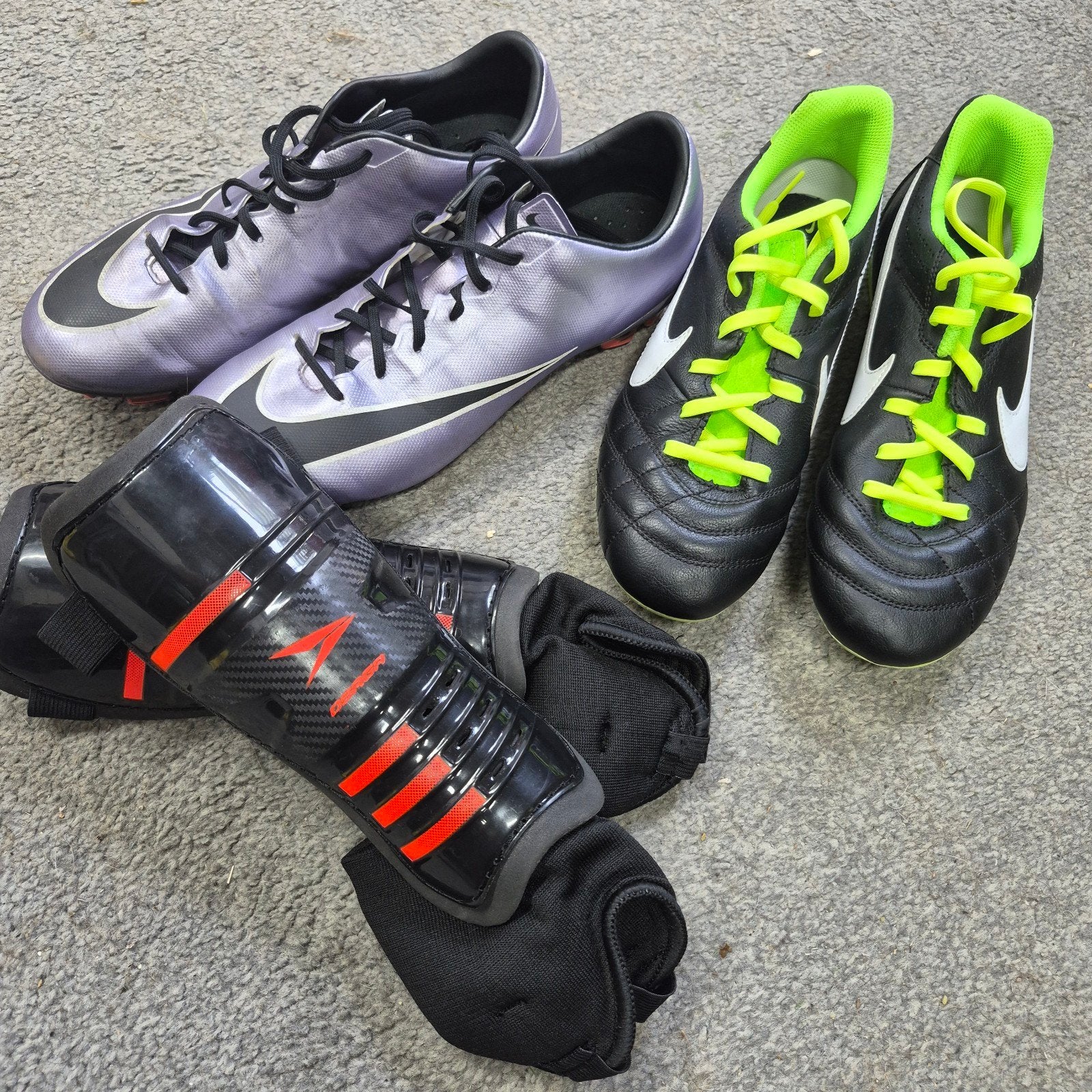Nike 2paar voetbalschoenen, Maat XS of kleiner, Ophalen of Verzenden, Zo goed als nieuw, Schoenen
