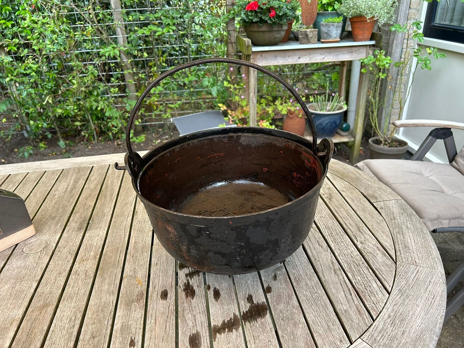 Antieke gietijzeren ketel / pot, Ophalen