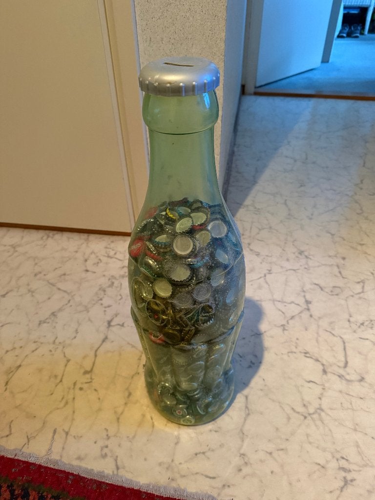 Coca Cola fles spaarpot met flesdoppen., Ophalen, Gebruikt, Kunststof, Overige thema's