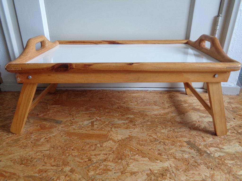 DIENBLAD HOUT MET POOTJES, Huis en Inrichting, Woonaccessoires | Dienbladen, Ophalen of Verzenden, Rechthoekig, Hout