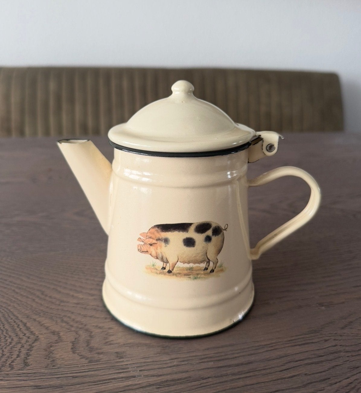 Vintage geëmailleerde koffiepot met varkensdecoratie, Antiek en Kunst, Antiek | Emaille, Ophalen of Verzenden