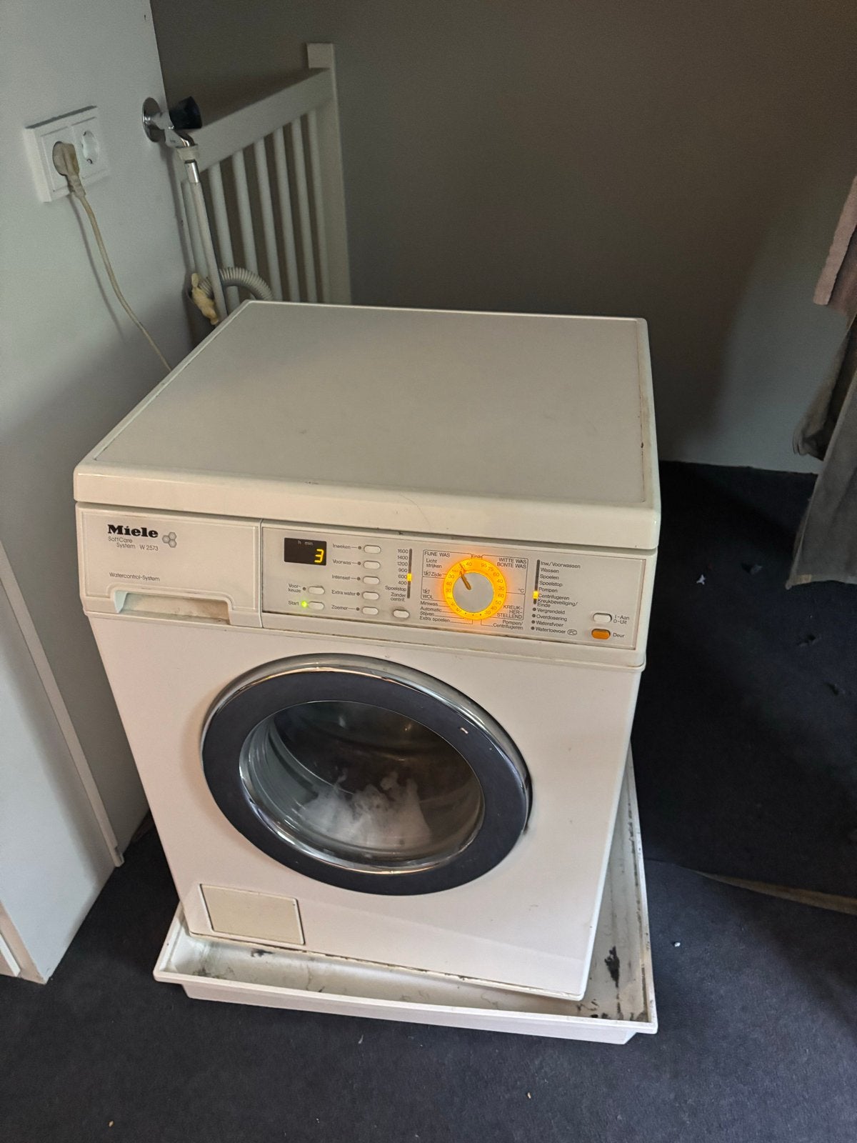 Miele Wasmachine W 2573 - Werkt prima, gratis af te halen, Ophalen, 6 tot 8 kg, Gebruikt, 1600 toeren of meer