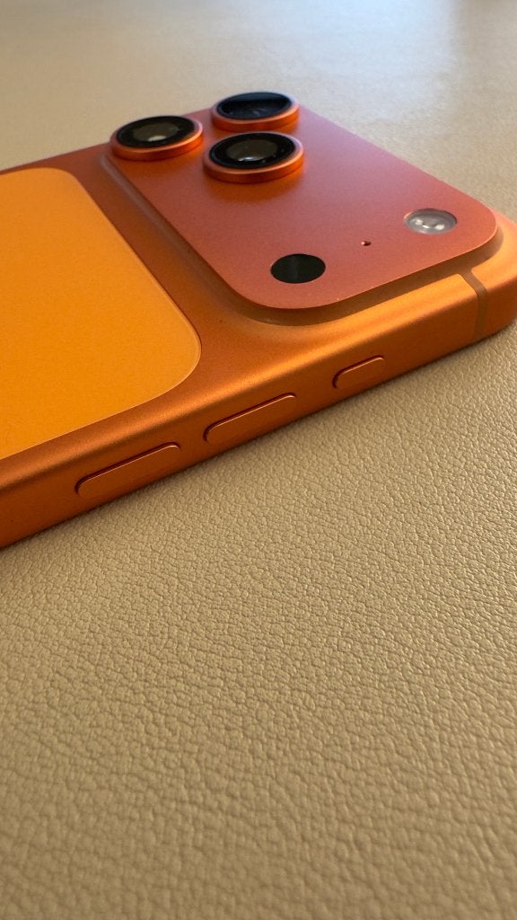 Foto 5 van iPhone 17 Pro Max - Cosmic Orange - 256GB - Topconditie