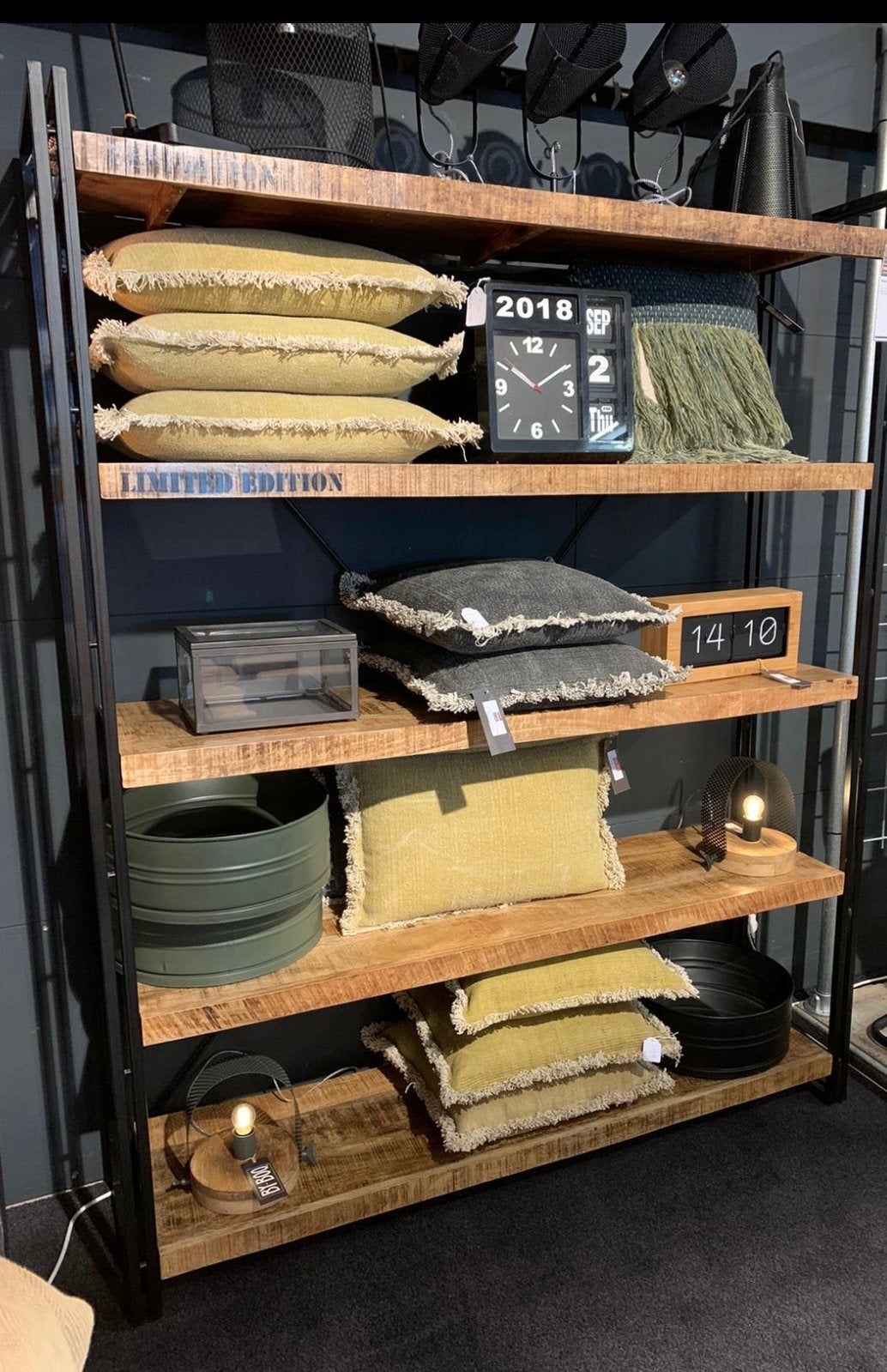 Industriële boekenkast met mangohouten planken, Ophalen, Hout, Nieuw, Bruin