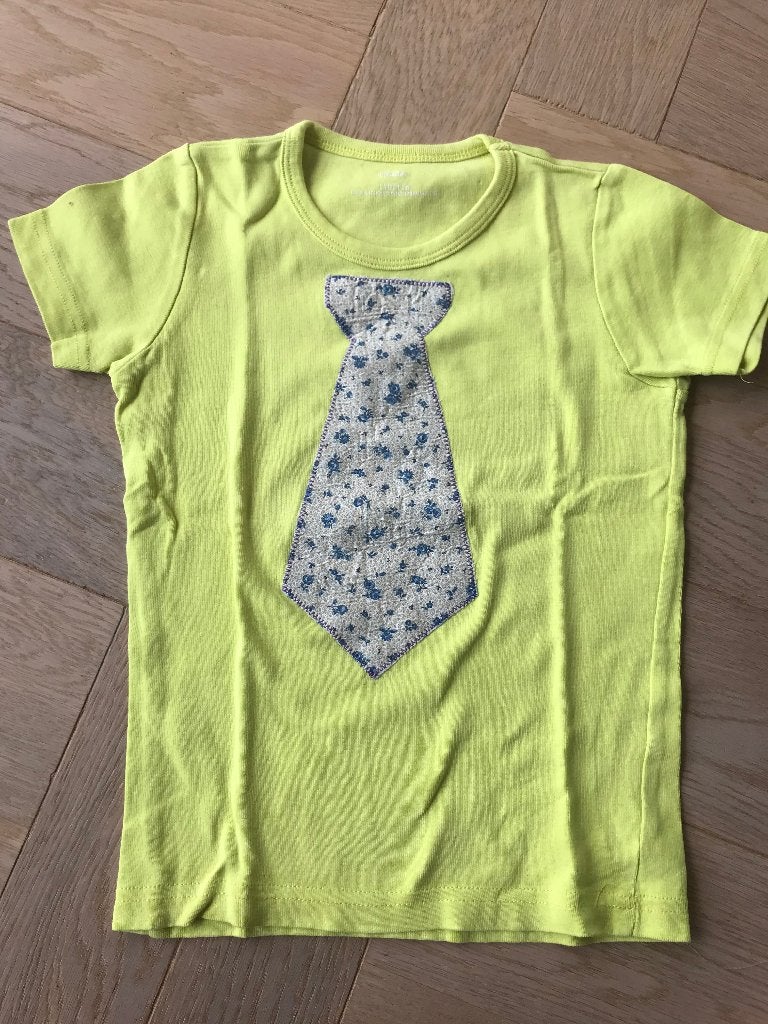 nieuw shirt van de hema 110/116 met opgeborduurde stropdas, Nieuw, Ophalen of Verzenden, Shirt of Longsleeve, Hema