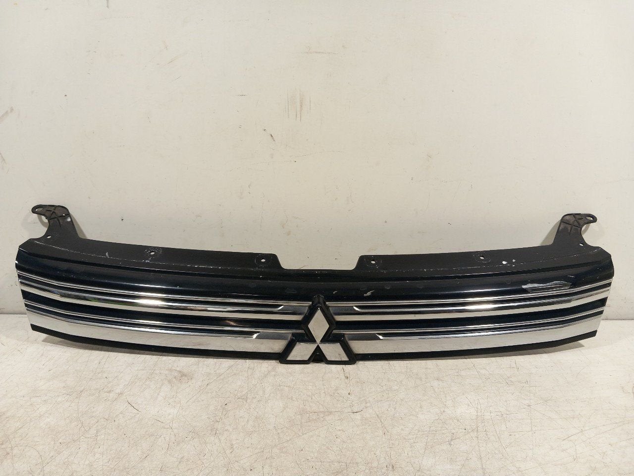 Grille Mitsubishi Outlander, Onderdelen@venauto.nl, Van der Ven Autorecycling B.V., Gebruikt, Ettenseweg 76, 4706 PB Roosendaal, The Netherlands