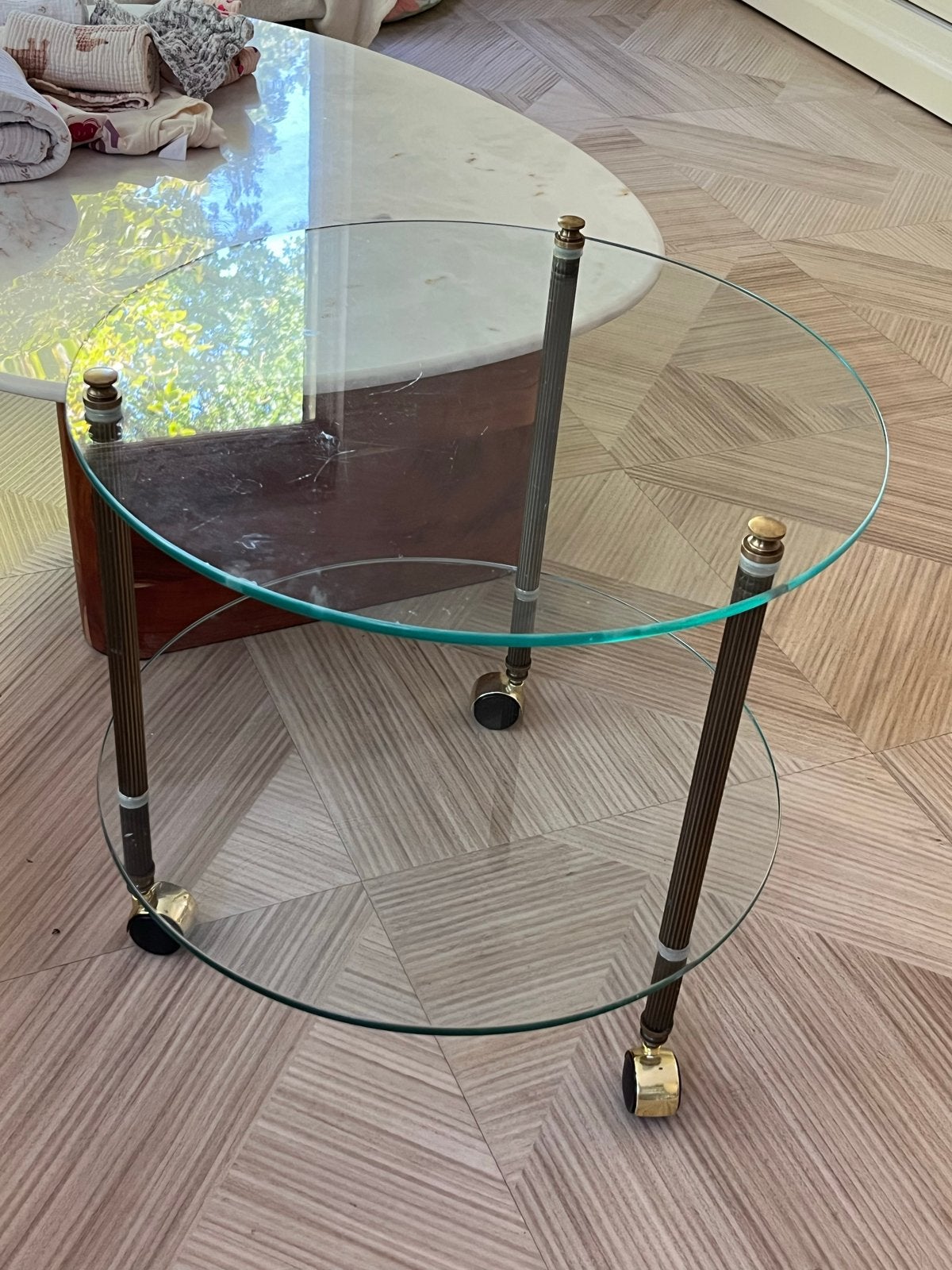 Glazen ronde bijzettafel op wieltjes - Vintage design, Ophalen