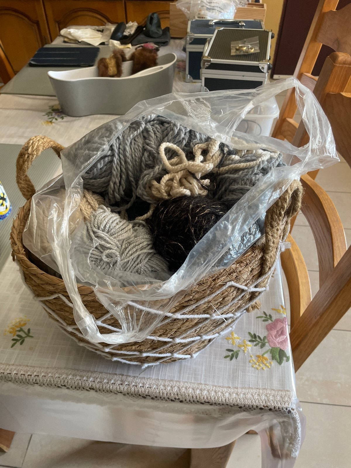 Diverse bollen wol en garen in mand, Ophalen of Verzenden, Gebruikt, Breien of Haken, Wol of Garen