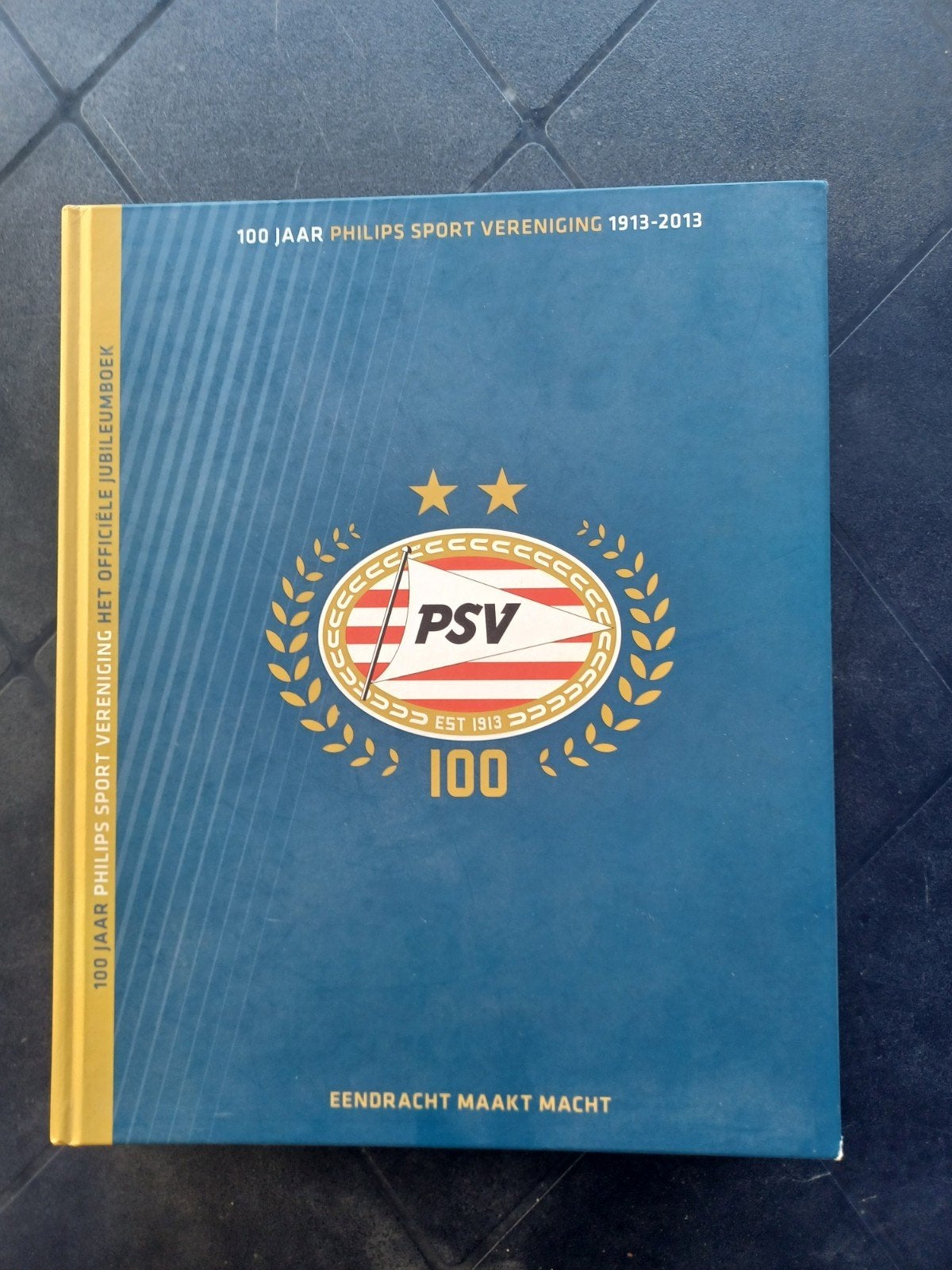 Jubileumboek boek 100 jaar PSV 1913-2013, Ophalen of Verzenden, Gelezen, Balsport