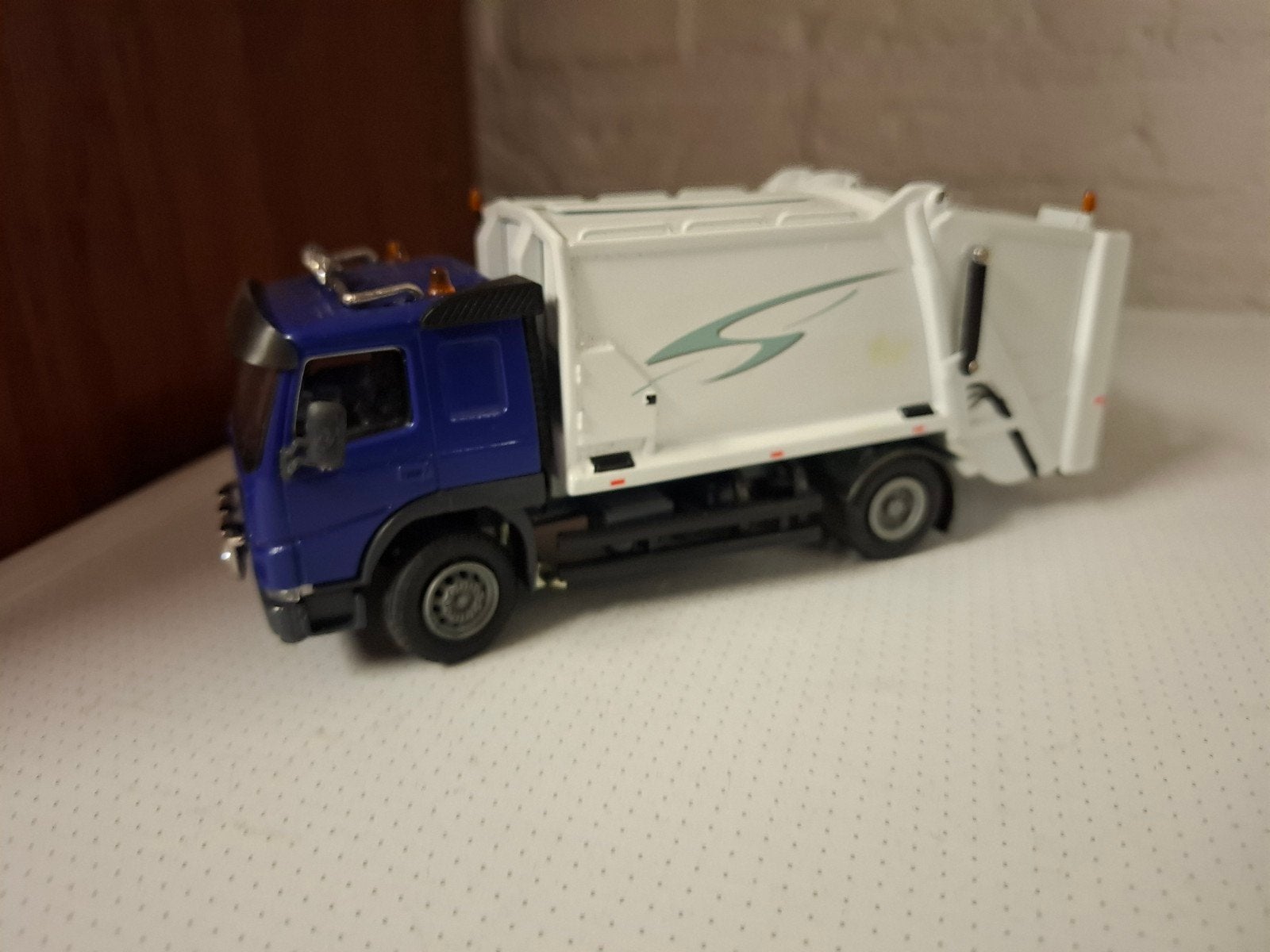 Volvo Fm vuilniswagen Conrad 1:50, Ophalen of Verzenden, Zo goed als nieuw, Bus of Vrachtwagen, Conrad