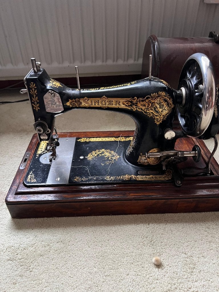 Antieke Singer naaimachine met originele houten kap, Ophalen