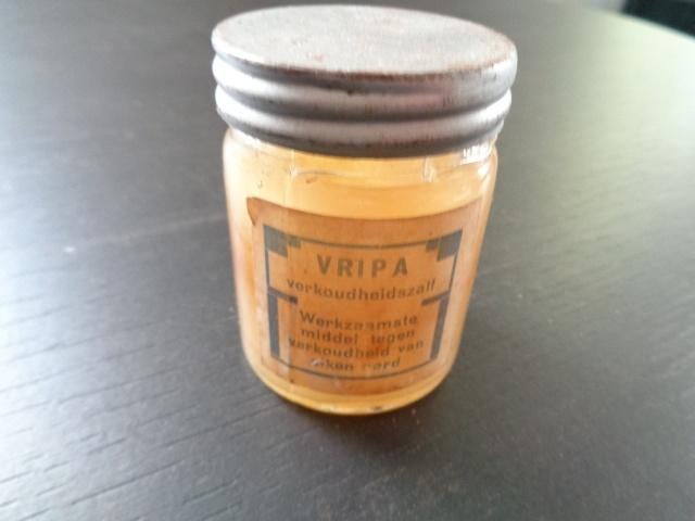 Flesje / medicijnfles VRIPA verkoudheidszalf (gevuld)., Ophalen of Verzenden, Verpakking