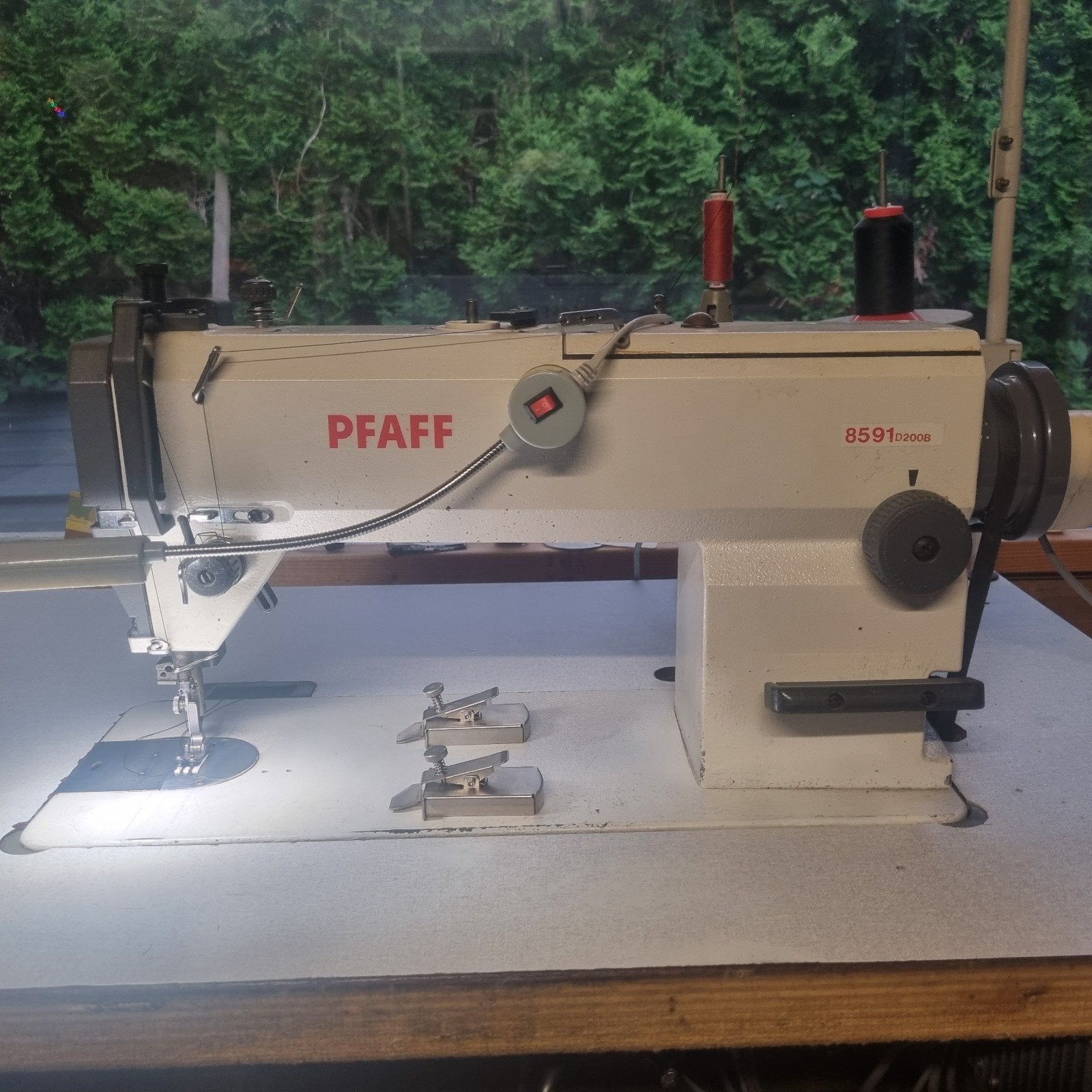 Industriële Naaimachine Pfaff met Tafel en Motor, Hobby en Vrije tijd, Naaimachines en Toebehoren, Ophalen, Gebruikt, Naaimachine