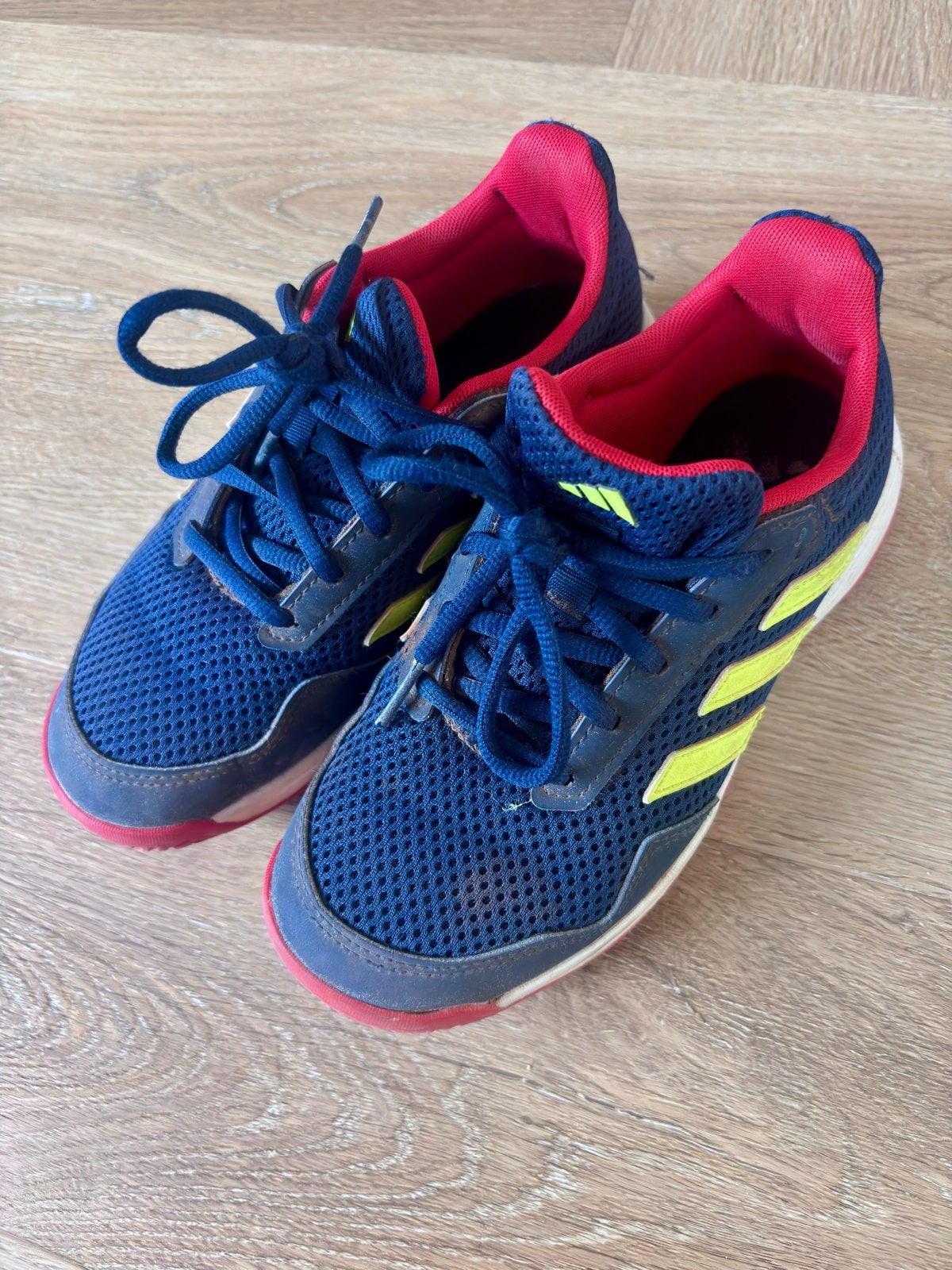 Adidas Kids Tennis Shoes – Children’s Tennis Shoes – Size 35, Kinderen en Baby's, Kinderkleding | Schoenen en Sokken, Ophalen of Verzenden