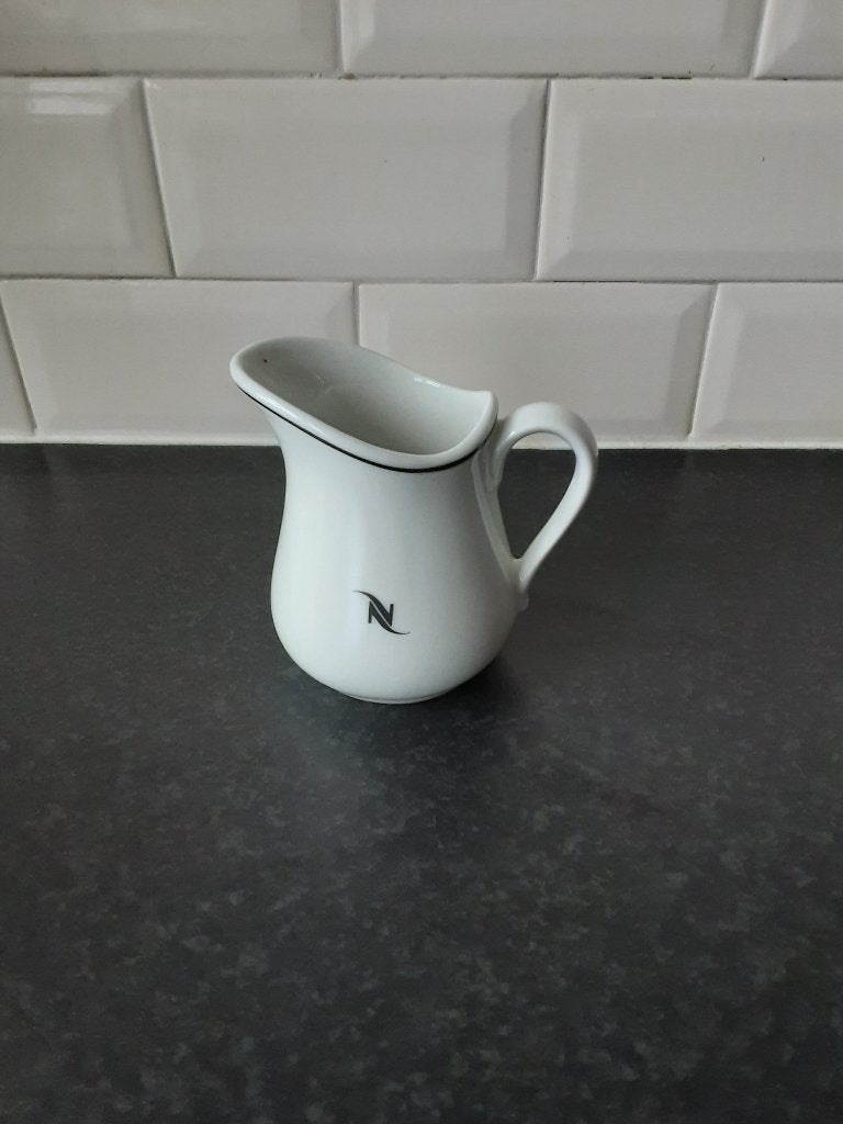 NESPRESSO melkkannetje, zwarte strip, Overige merken, Ophalen of Verzenden, Zo goed als nieuw, Overige stijlen
