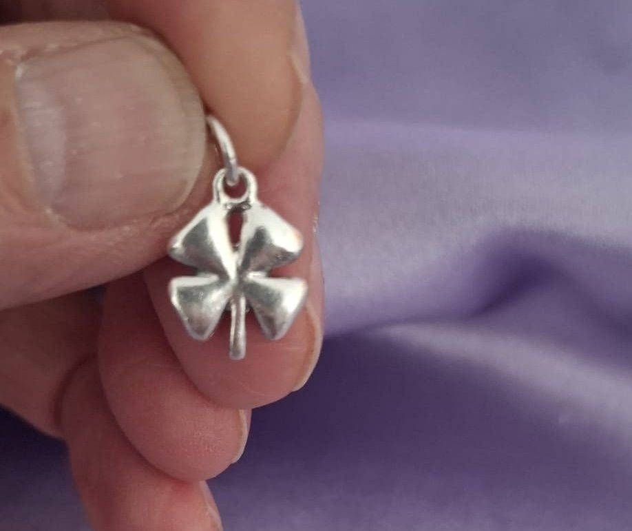 Zilveren klavertje vier kettinghanger, Verzenden, Nieuw, Kruis of Symbool, Zilver