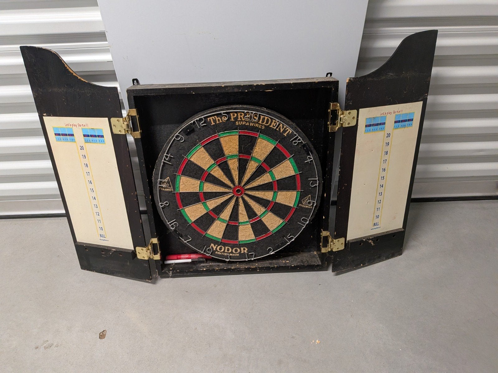 Dartbord met ophang kast erbij, Ophalen, Gebruikt, Dartbord