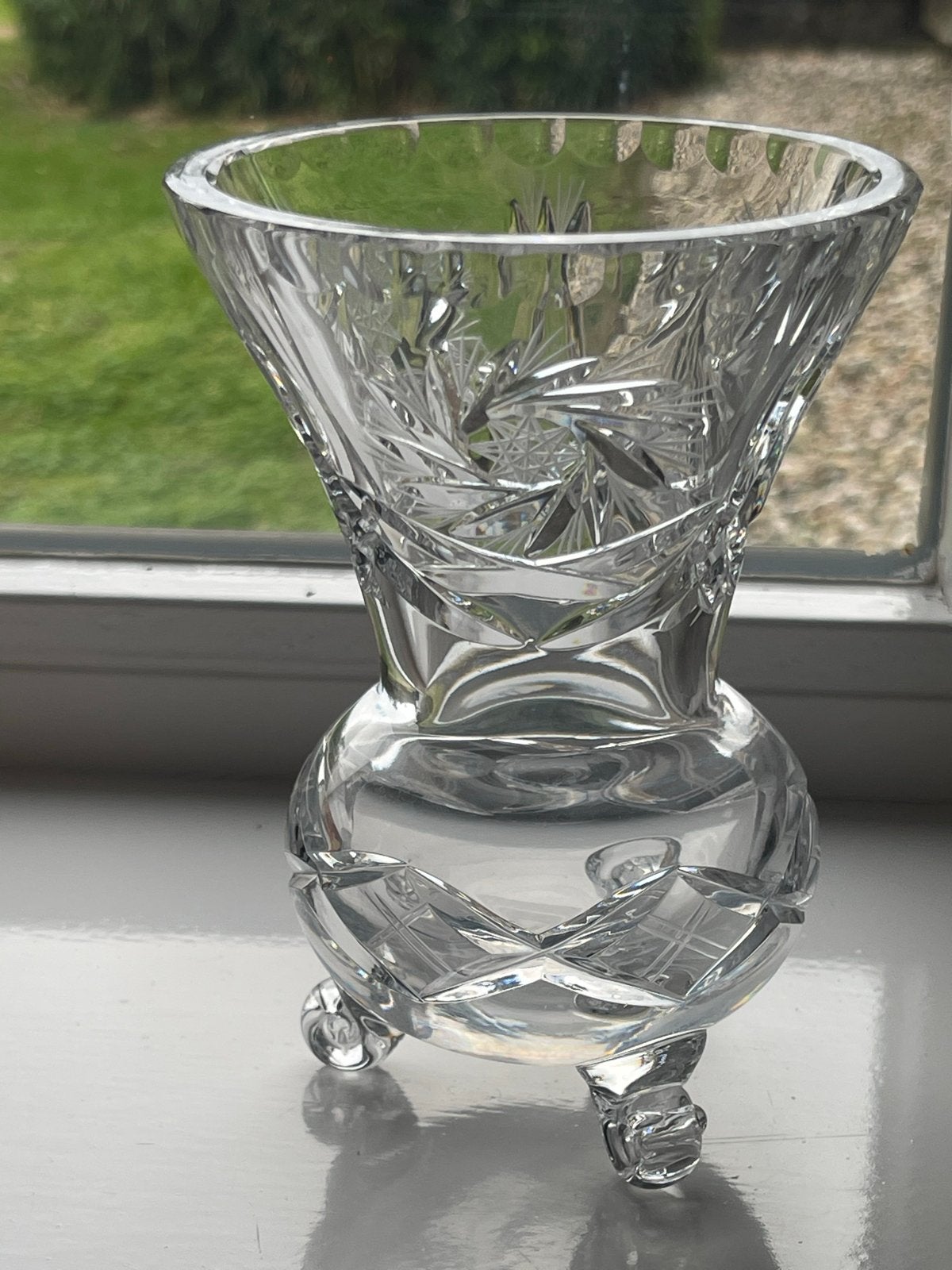 Kristallen vaasje op pootjes, geslepen glas, Ophalen of Verzenden