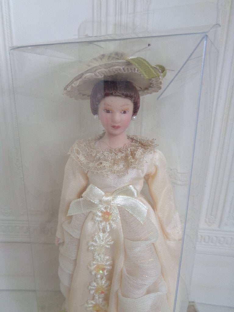 Mooi popje......Poppenhuis 1:12…(nr V103), Ophalen of Verzenden, Nieuw, Poppenhuis
