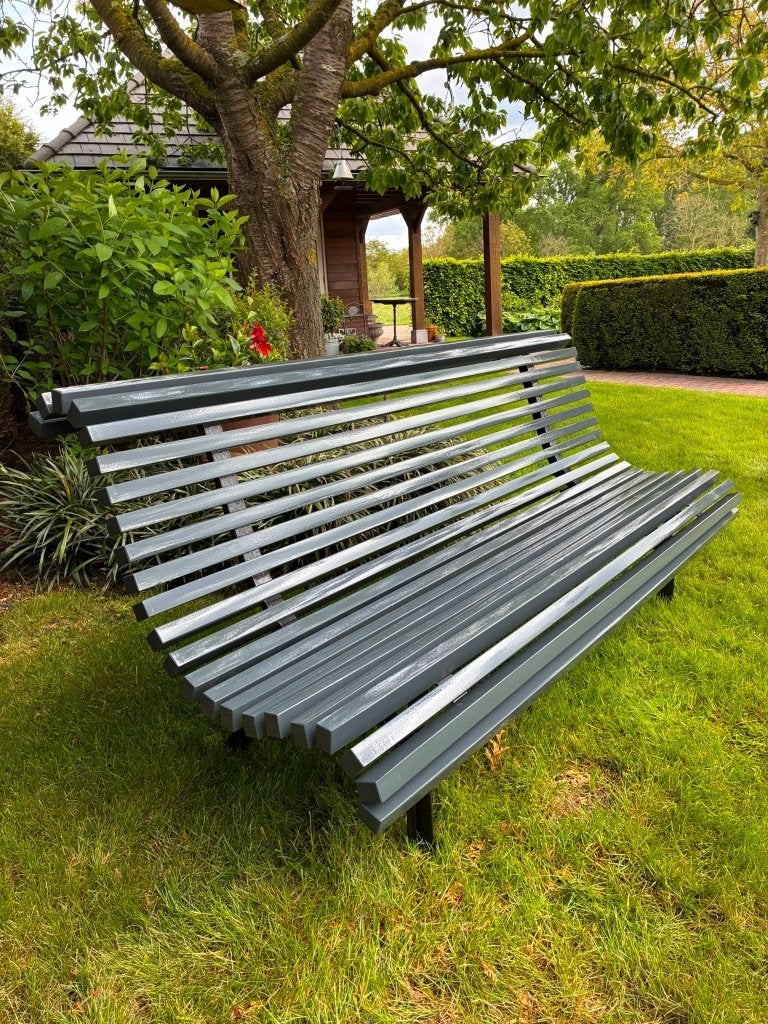 Opgeknapte hardhouten tuinbank met metalen onderstel, Hardhout, 3 zitplaatsen, Nieuw, Ophalen of Verzenden