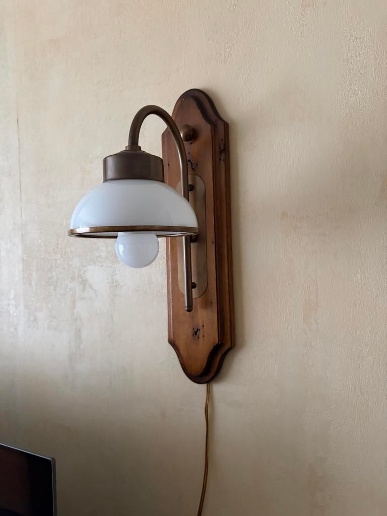 Vintage wandlamp met houten achterplaat en glazen kap, Ophalen, Gebruikt, Hout