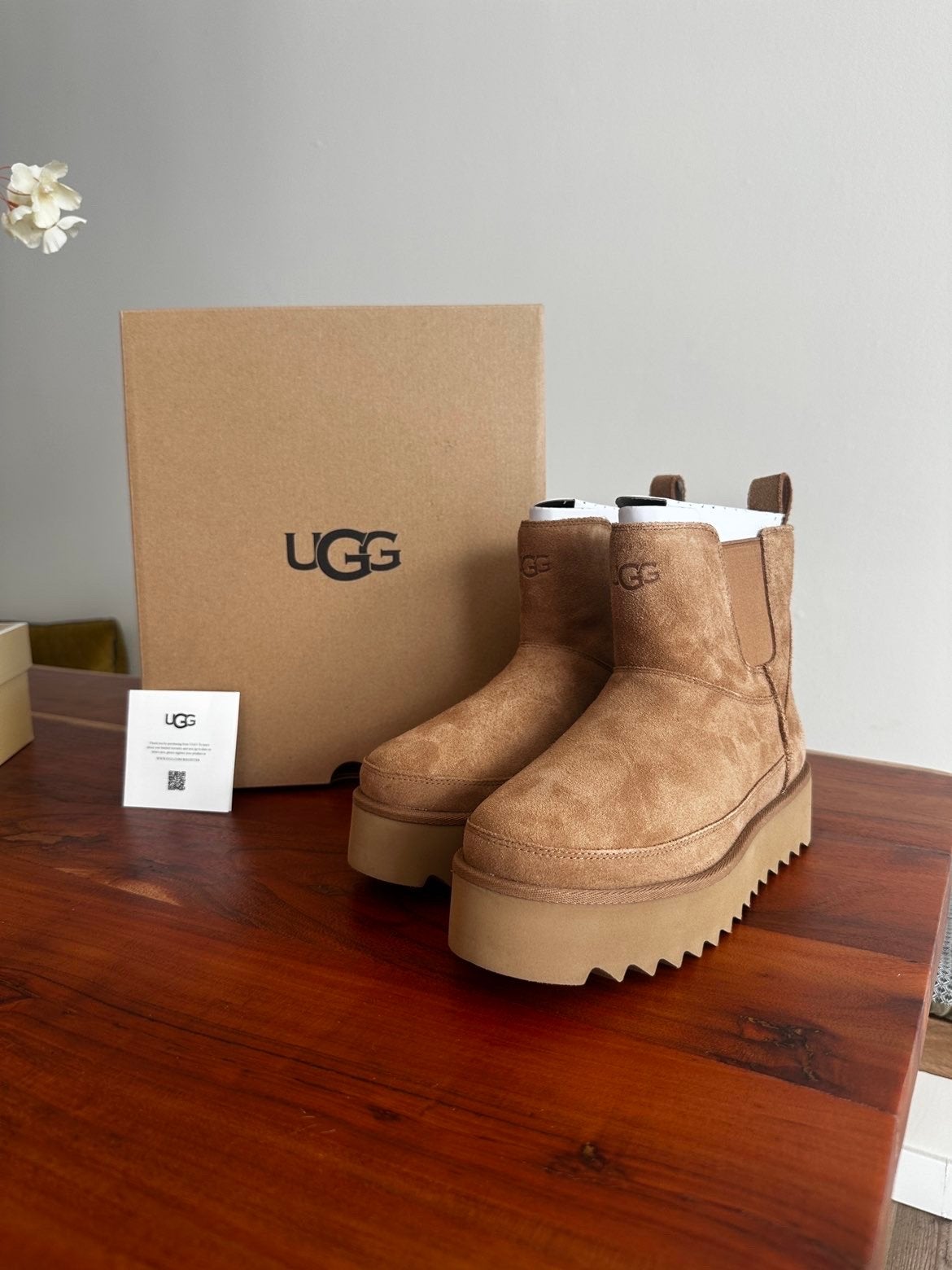 Nieuwe UGG Chelsea Platform Mini Laarzen - Maat 39, Bruin, Lage of Enkellaarzen, Nieuw, Ophalen of Verzenden