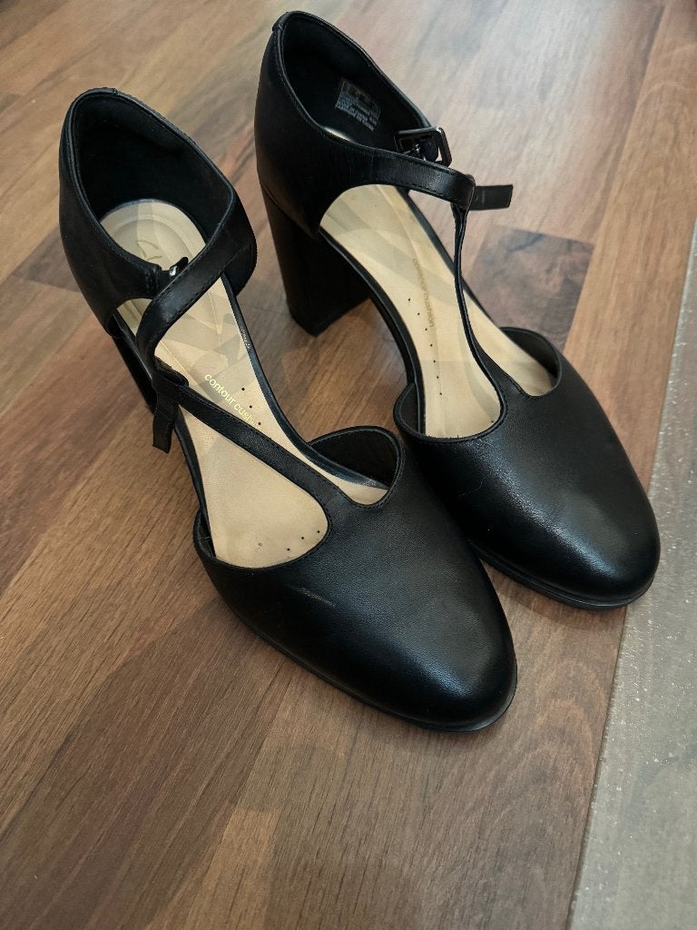 Zwarte Clarks hakken met bandje maat 39, Pumps, Zwart, Ophalen of Verzenden, Zo goed als nieuw