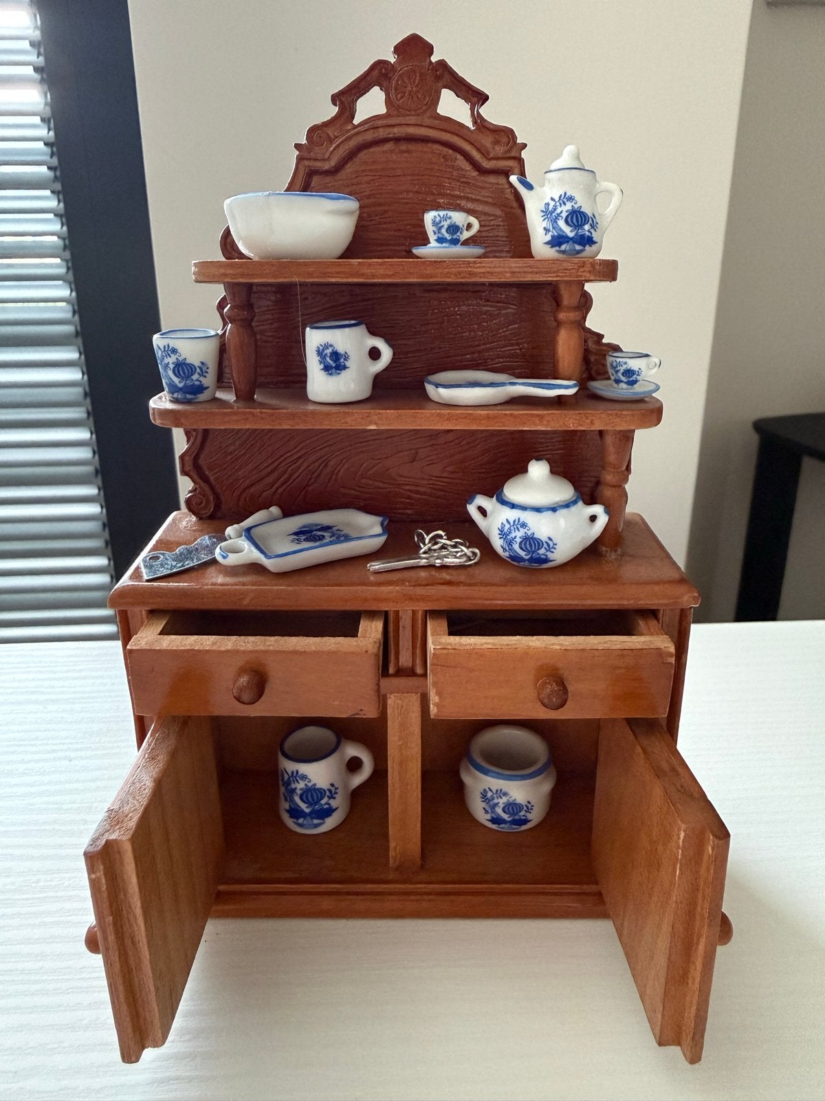 Reutter houten Miniatuur Servieskast met Servies, Ophalen of Verzenden, Zo goed als nieuw, Porselein, Compleet servies